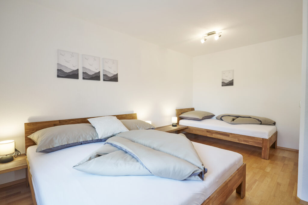 Schlafzimmer mit Doppelbett und Einzelbett